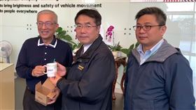 黃偉哲肯定企業自推有薪照顧假台南市長黃偉哲（中）4日前往位於台南科技工業區的璨揚企業參訪，肯定業者的防疫措施與福利制度。中央社記者楊思瑞攝　109年2月4日