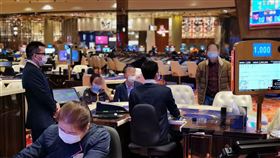 澳門要求賭場停業半月 防疫病擴散澳門當局4日宣布短期內將會要求賭場停業半月，以防止武漢新型肺炎擴散；圖為2月1日起當局已要求賭場客人及員工必須戴上口罩。（澳門新聞局圖片）中央社記者張謙香港傳真　109年2月4日