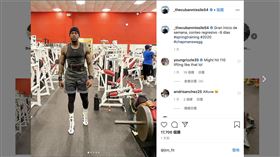 ▲洋基隊查普曼（Aroldis Chapman）深蹲狂操下盤。（圖／翻攝自Aroldis Chapman IG）