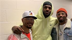 ▲貝茲（左）到曼菲斯看NBA，與詹姆斯合影。（圖／取自推特）