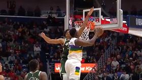 字母哥賞給Williamson大火鍋。（圖／翻攝自推特）