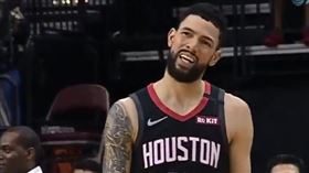 ▲瑞佛斯搶下籃板後懊悔不已。（圖／取自推特）