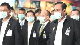 泰國總理視察機場檢疫措施武漢肺炎疫情延燒，如何處理中國遊客的議題，成為泰國政府的難題。圖為總理帕拉育（右）1月29日在大批官員陪同下赴蘇凡納布機場視察檢疫措施。（總理府提供）中央社記者呂欣憓曼谷傳真  109年2月5日