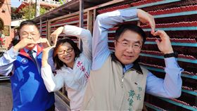 鹽水蜂炮將如期登場台南市長黃偉哲（右）5日出席鹽水蜂炮活動宣傳記者會，邀請民眾來台南參加7日、8日將登場的活動。中央社記者楊思瑞攝  109年2月5日