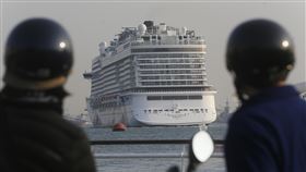 世界夢號郵輪暫泊高雄港離境（3）屬於星夢郵輪的「世界夢號」郵輪疑1月中旬曾搭載染武漢肺炎遊客，4日下午停靠高雄港，被高雄港警總隊管制人員上岸，最終在辦妥出港手續後離境。中央社記者董俊志攝　109年2月4日
