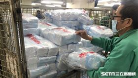 中華郵政今日開始陸續配送口罩到各大健保特約藥局。（圖／民眾提供）