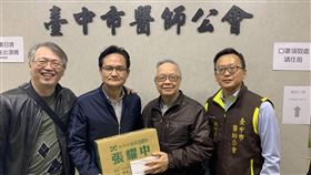 台中市議員張耀中募集口罩送醫師公會受到武漢肺炎疫情影響，民眾搶買口罩，使得第一線醫療人員口罩更吃緊，民進黨台中市議員張耀中（左2）5日將募集到的醫療用口罩送至台中市醫師公會。中央社記者郝雪卿攝  109年2月5日