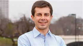 美國民主黨黨內總統初選3日首先在愛阿華州登場，前印第安納州南本德市長布塔朱吉暫時微幅領先。（圖取自facebook.com/petebuttigieg1）