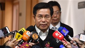讓家長有選擇  教長盼讓私幼家長適用防疫照顧假教育部長潘文忠（前）5日出席「居家防疫、學習持續鼓勵親師生善用數位平台資源讓學習不中斷」說明會，會前接受媒體聯訪表示，已和相關部會研議，希望讓已開學的私幼家長也能適用防疫照顧假。中央社記者林俊耀攝  109年2月5日