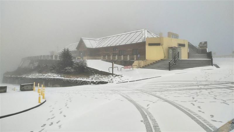 合歡山冰霰積5公分　限掛雪鍊通行