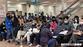 民眾出國搶辦出入境證明擠爆台北內政部移民署服務中心。（圖／記者馮珮汶攝）