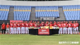 味全龍開訓，小龍女啦啦隊帶來表演。（圖／記者王怡翔攝影）