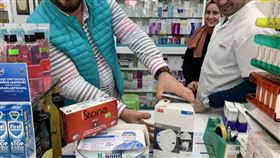 武漢肺炎影響  土耳其口罩也缺貨受到武漢肺炎影響，土耳其境內口罩缺貨嚴重，伊斯坦堡塞法科伊區（Sefakoy）一家藥局藥師受訪時拿出口罩展示，表示目前價格已上漲至少5成。中央社記者何宏儒伊斯坦堡攝  109年2月5日