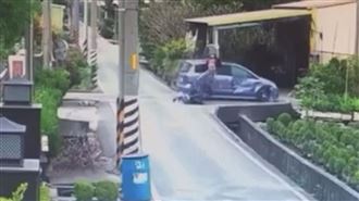 母喪告別式結束　男送親友搭車撞死人