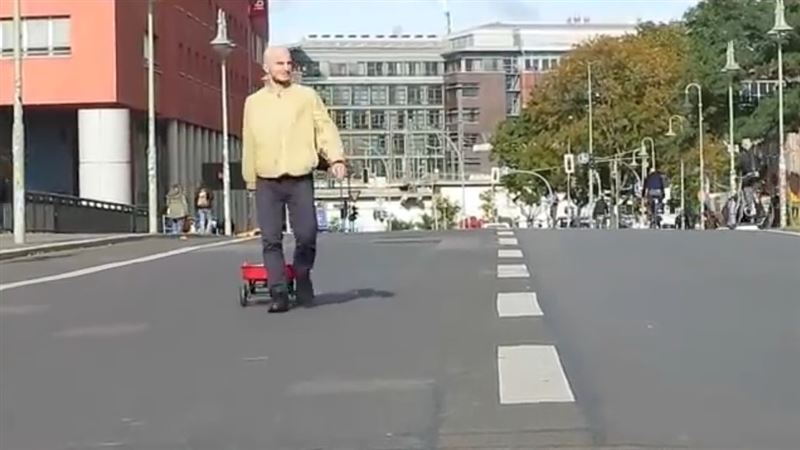 藝術家一招玩谷哥　拖著這東西趴趴走