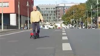 藝術家一招玩谷哥　拖著這東西趴趴走