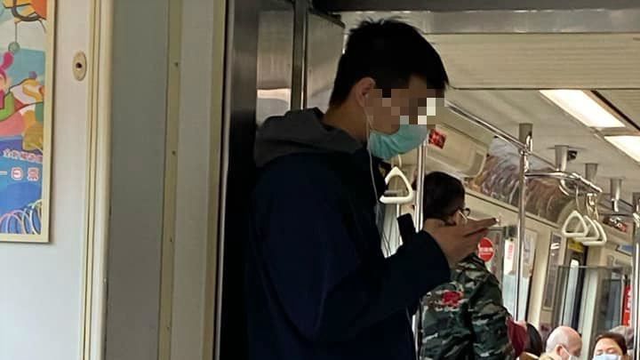 男捷運噴噁白黏液　她遞面紙卻被氣炸