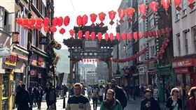 為慶祝春節,英國倫敦唐人街每年都會將街景布置呈新春的樣貌。（圖／翻攝自twitter）