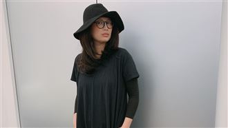 女歌手喬裝按摩師　粉絲靠歌聲才認出