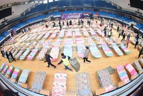 四圖曝中國方艙醫院！內部超擠床位：存活的肯定是優勢種…（圖／翻攝自人民日報臉書）