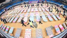 四圖曝中國方艙醫院！內部超擠床位：存活的肯定是優勢種…（圖／翻攝自人民日報臉書）