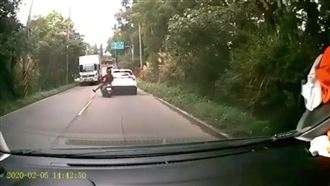 騎士擦撞失控自摔　被路過大貨車輾斃