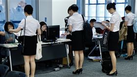 月薪上看8萬！華航空服員初試　6千人搶「70位」超激烈（圖／記者林聖凱攝影）