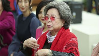 撞牆頭腫手腳淤青…83歲梅芳被鬼拖