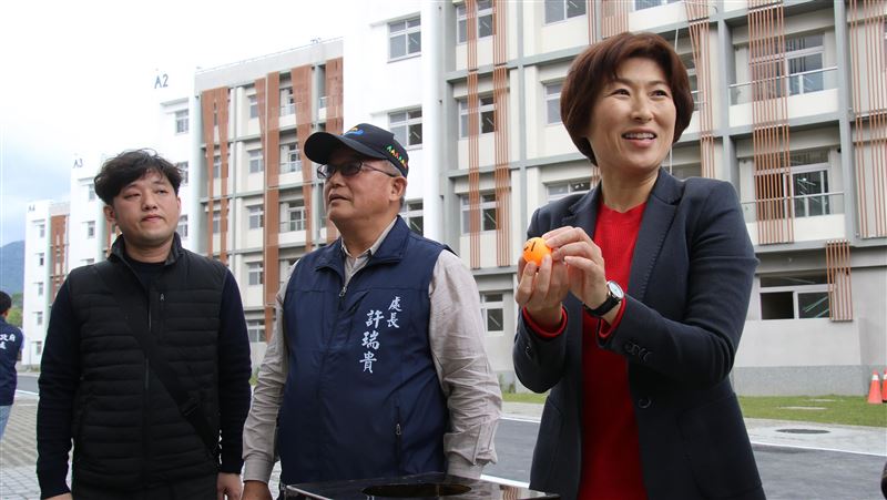 饒慶鈴視察台東幸福宅　最快2月交屋