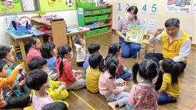 台南市府稽查補習班幼兒園防疫　加強衛教宣導武漢肺炎疫情持續延燒，台南市教育局長鄭新輝（後右）5日帶隊稽查市內補習班、幼兒園及安親班等處防疫措施，並向小朋友加強衛教宣導。（台南市政府提供）中央社記者張榮祥台南傳真　109年2月5日