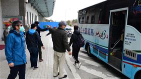 防堵武漢肺炎　馬祖實施小三通過境不落地武漢肺炎疫情延燒，連江縣流行疫情指揮中心表示，5日起嚴格執行「小三通過境旅客不落地」政策，旅客通關後，由中心調派專車接送直達機場，全力防堵疫情擴散風險。（連江縣政府提供）中央社　109年2月5日