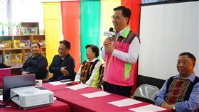 原民會主委屏東原鄉宣導防疫（2）原住民族委員會主任委員夷將．拔路兒（右2）5日到屏東縣瑪家鄉北葉文化健康站，向部落族人宣導武漢肺炎防疫措施，呼籲民眾無需恐慌。（原住民族委員會提供）中央社　109年2月5日