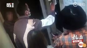 廣西一社區電梯內，男子疑似把口水吐在紙巾上，再用沾滿口水的紙巾擦電梯樓層按鍵，遭到行政拘役。（圖／翻攝自微博「新京報我們的視頻」）