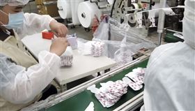 蔡英文視察口罩工廠（圖／翻攝自蔡英文臉書）