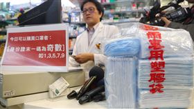 口罩實名制將上路　藥局測試販售系統（2）全台購買口罩實名制6日將正式實施，5日食藥署在台北市一家健保特約藥局先行測試販售系統，確保6日能順暢銷售不塞車。中央社記者王騰毅攝　109年2月5日