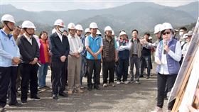 官員們全傻了！韓國瑜戶外聽簡報 全場只他1人戴口罩 （圖／翻攝自邱俊憲臉書）