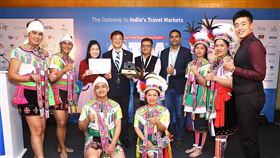 孟買OTM旅展 台灣獲頒獎勵旅遊目的地獎台灣觀光5日在孟買OTM旅展獲頒最具前景獎勵旅遊目的地獎，讓台灣出現在印度企業舉辦獎勵旅遊的地圖上。圖為觀光局駐新加坡辦事處主任林信任（後排左4）拿獎座與表演團體合影。（觀光局駐新加坡辦事處提供）中央社記者康世人新德里傳真  109年2月5日