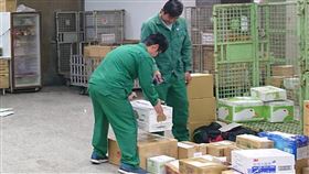 廠商宜花東口罩送錯款　郵局加班重送口罩購買實名制將上路，但5日卻傳出宜花東地區配送錯誤，廠商誤送成外科手術用口罩，台東市郵局傍晚緊急回收已送出的口罩，晚上將加班送出新口罩，預計台東市區晚間可完成重新載送。中央社記者盧太城台東攝　109年2月5日
