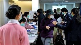 廣州回台需居家檢疫　有人認同也有人立即返陸中央流行疫情指揮中心1日晚間宣布防疫升級，將中國大陸廣東列為二級流行地區，2日起，廣東民眾不得入境，有廣東旅遊史與透過小三通入境者，都須居家檢疫14天。有的民眾認同配合，不過也有旅客當場買機票返回廣州。中央社記者吳睿騏桃園攝　109年2月2日