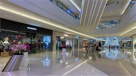 武漢肺炎疫情衝擊　上海百貨人煙稀少受武漢肺炎疫情影響，中國大陸民眾多不敢在公共場所逗留。圖為4日上海一家百貨公司內部空蕩蕩的模樣。中央社記者沈朋達上海攝　109年2月5日