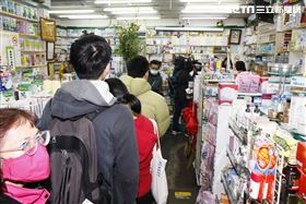 口罩實名制上路，藥局出現購買人潮。（記者／林聖凱攝影）
