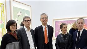 袁旃龐畢度中心個展開幕  重要藝文人士到場台灣著名畫家袁旃個展5日於龐畢度中心開展。國立現代美術館館長布里斯坦（右1）、副館長暨資深策展人戴維（右2）、駐法代表吳志中（中）、龐畢度中心主席拉斯維涅（左2）與駐法國台灣文化中心主任連俐俐（左1）皆到場致意。中央社記者曾婷瑄巴黎攝　109年2月6日