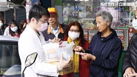 口罩實名制上路，藥局出現購買人潮。（記者／林聖凱攝影）