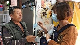 高雄民眾排隊購買口罩