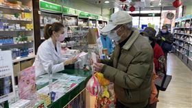 口罩實名制上路　民眾藥局購買口罩（1）口罩實名制6日上路，藥師向民眾收健保卡過卡並收取現金後給予口罩，過程十分快速。中央社記者葉臻攝　109年2月6日