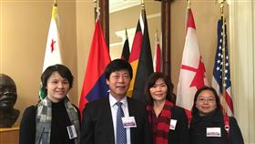 救救加州遊民問題  台灣專家獻策駐舊金山經文處處長馬鍾麟（左2）與台灣芒草心協會理事長曾文勤（右1）等出席加州眾議會舉辦的「經濟安全峰會」，分享台灣民間與政府合作協助遊民的經驗。（駐舊金山經文處提供）中央社記者周世惠舊金山傳真  109年2月6日