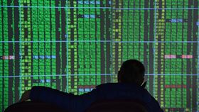 開低收黑  台股跌140.18點台北股市3日開低收黑，收盤跌140.18點，為11354.92點，跌幅1.22%，成交金額新台幣1801.68億元；證券行電視牆呈現一片綠。中央社記者王飛華攝  109年2月3日