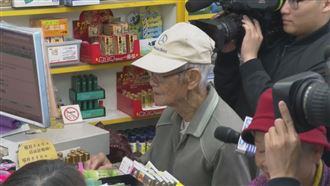 7點排隊搶到號碼牌　他讓給96歲翁