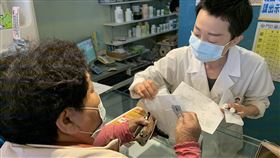 口罩實名制上路  台南部分藥局上網登入不順口罩販售實名制6日上路，台南不少民眾上午9時前就在健保特約藥局排隊購買，但有部分民眾表示系統登入不順暢。中央社記者張榮祥台南攝  109年2月6日
