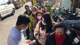 口罩實名制6日上路　藥局大排長龍中國武漢肺炎疫情引發口罩搶購潮，口罩實名制6日上路，台北市一家藥局一早就有民眾在外等候，還未開門就大排長龍，藥劑師發放號碼牌給排隊民眾。中央社記者王飛華攝　109年2月6日
